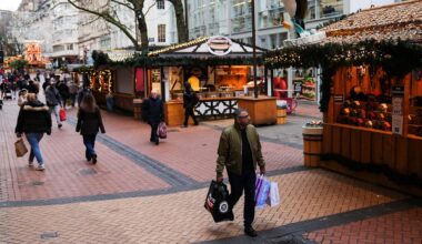More shoppers hit high streets and retail parks for late Christmas purchases