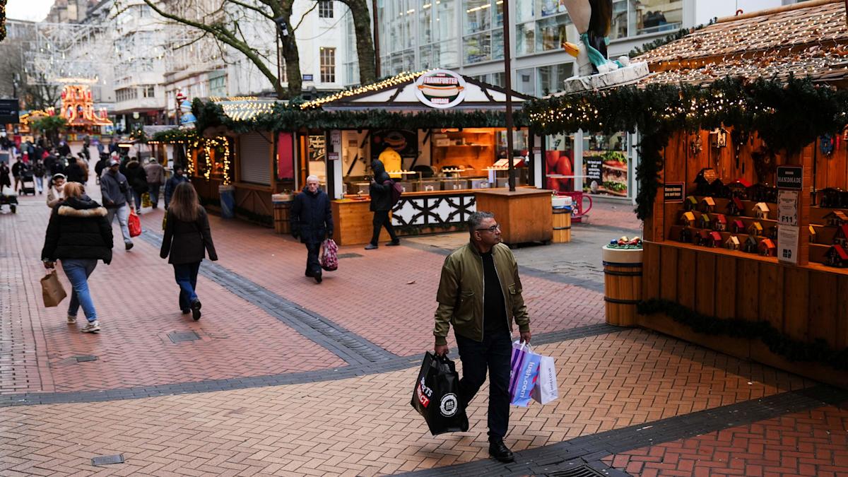 More shoppers hit high streets and retail parks for late Christmas purchases