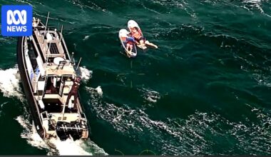 Paddleboarders rescued after drifting from Portarlington to Wyndham Harbour
