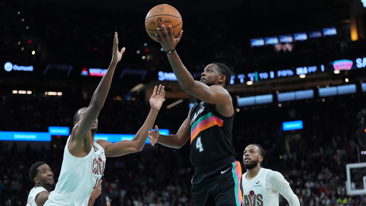 San Antonio Spurs guard De'Aaron Fox (4) drives to the basket abasing Cleveland Cavaliers center Evan Mobley (4) during the second half of an NBA basketball game in San Antonio, Monday, Dec. 29, 2025. (AP Photo/Eric Gay)