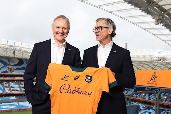 Current Wallabies head coach Joe Schmidt (L) and incoming Wallabies head coach Les Kiss.