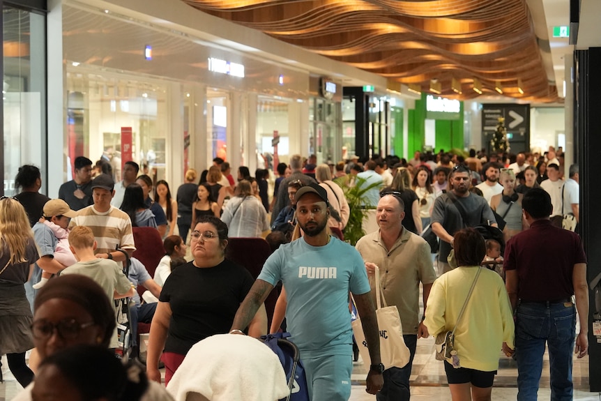 Shoppers at the Canberra Outlet on Boxing Day.