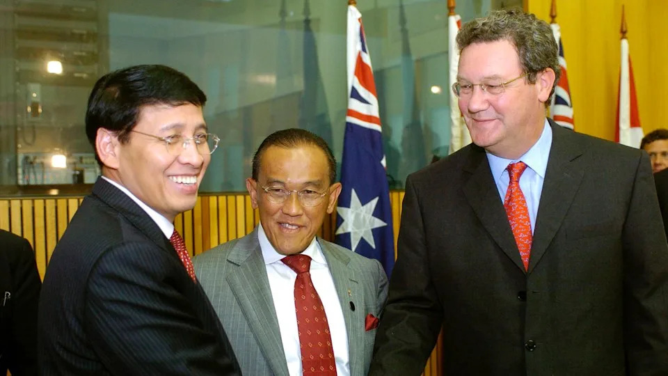 Alexander Downer with Indonesian ministers in 2005