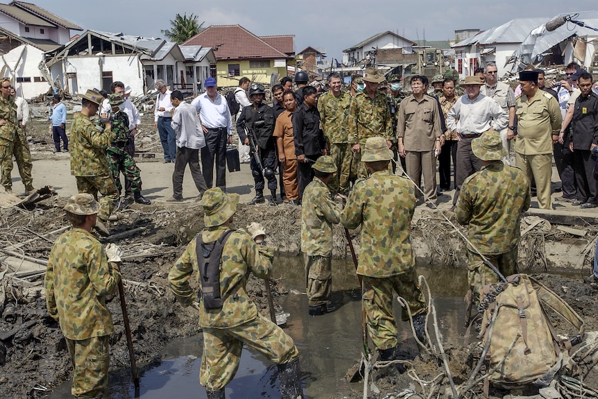 John Howard visits Australian soldiers doing tsunami-related relief work