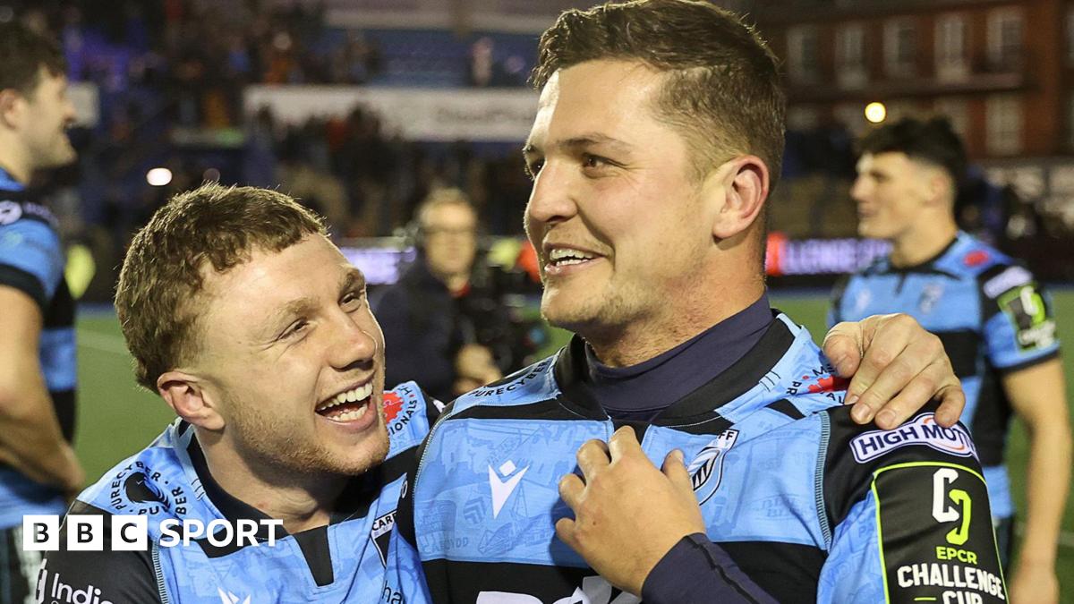 Callum Sheedy is congratulated by wing Tom Bowen