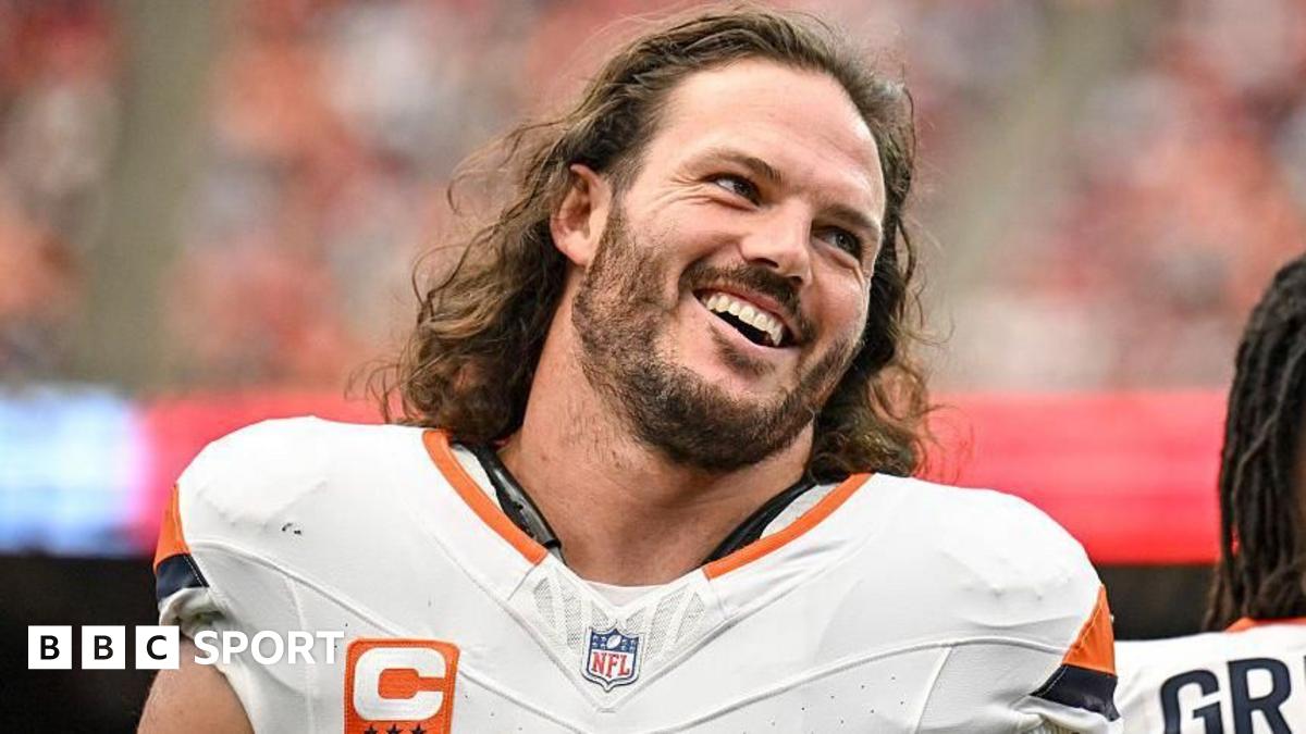 Denver Broncos linebacker Alex Singleton breaks up a pass intended for Washington Commanders tight end Zach Ertz