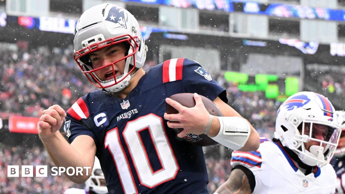 Charlie Smyth making a kick