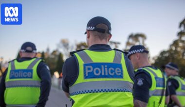Victoria Police make more than 100 arrests, seize 30 weapons during first weeks of shopping centre operations