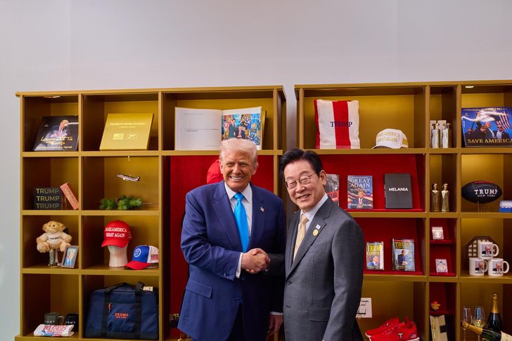 President Lee Jae Myung shakes hands with U.S. President Donald Trump at the Gyeongju National Museum in Gyeongju, North Gyeongsang Province, Oct. 29. Courtesy of presidential office
