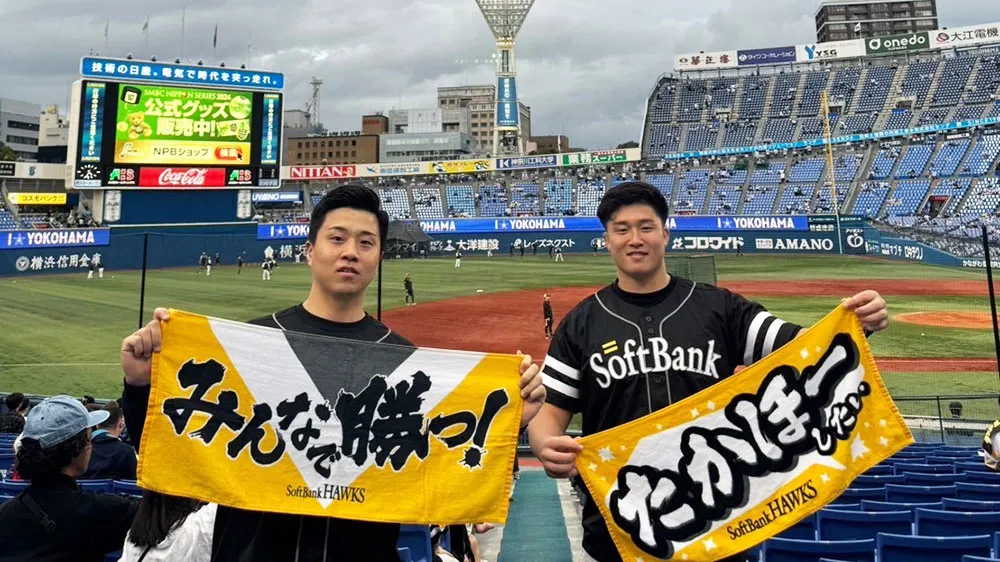 Shimokawa (right) watches the race. [Photo provided by Shimokawa]