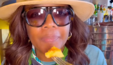 Oprah Winfrey in Australia: Talk show icon does Bondi coastal walk, tries Bill's ricotta hotcakes