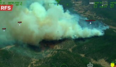 Firefighters issue emergency warning as NSW blaze threatens homes