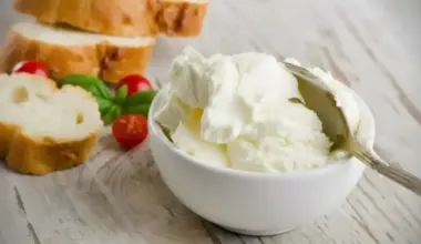 "It's official: Mozzarella is the cheese you can eat every day this summer, according to a nutritionist"