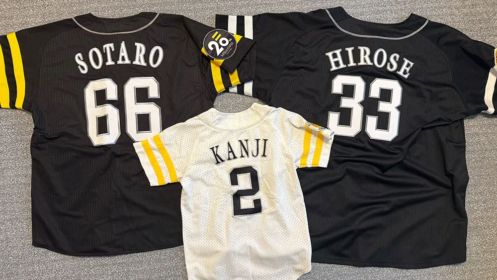 Shimokawa's personal jersey. From the left: jersey with his son's name printed on it, jersey with Shimokawa's name printed on it made to his son's size, and Hirose's jersey. (Photo: Provided by Shimokawa)
