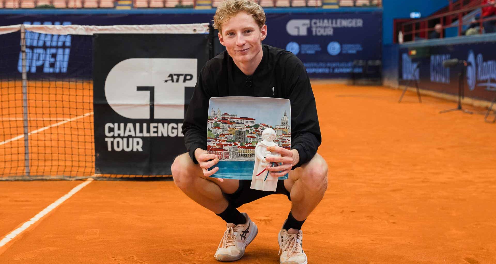 Elmer Moller is crowned champion at the Maia Open.