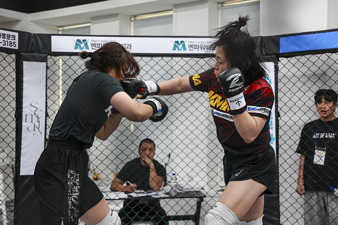 Oh Jung-eun and Jung Min-ji are playing the KMMA women's flyweight championship match in November 2025. The two played to extra time but couldn't decide the game. Photo = Standard & Progress Sports Agency