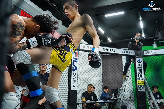KMMA flyweight champion Moon Soon-soo is making a strong attack on the opponent's torso. Photo = Standard & Progress Sports Agency