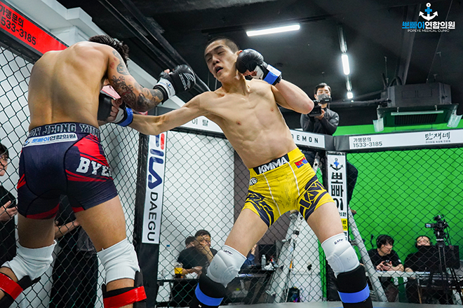 KMMA flyweight champion Moon Soon-soo is making a strong attack on the opponent's torso. Photo = Standard & Progress Sports Agency