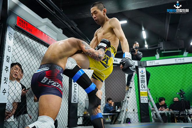 KMMA flyweight champion Moon Soon-soo is making a strong attack on the opponent's torso. Photo = Standard & Progress Sports Agency