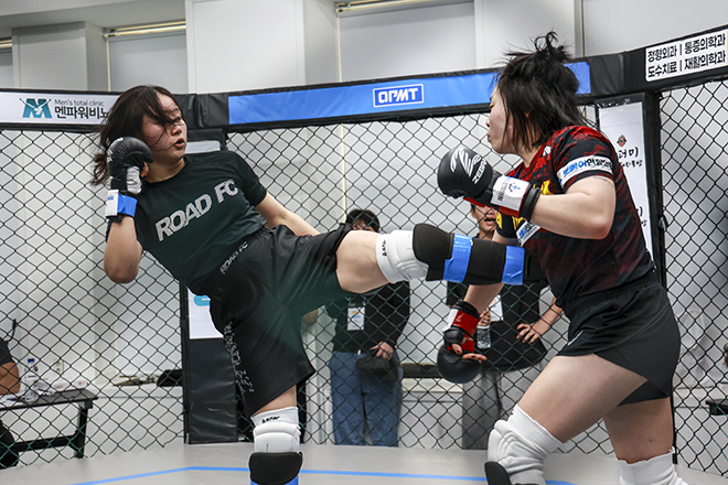 Oh Jung-eun and Jung Min-ji are playing the KMMA women's flyweight championship match in November 2025. The two played to extra time but couldn't decide the game. Photo = Standard & Progress Sports Agency