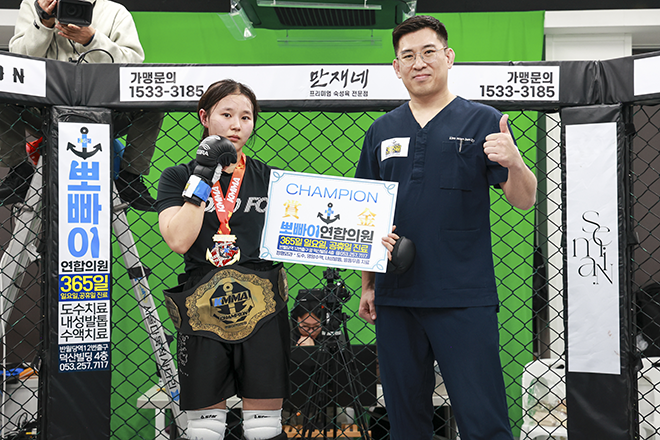Kim Sung-bae, chairman of the main sponsor Popeye Union, is presenting Jung Min-ji, who was crowned the first KMMA women's flyweight champion. Photo = Standard & Progress Sports Agency