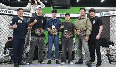 Kim Sung-bae, chairman of the main sponsor Popeye Union, is presenting Jung Min-ji, who was crowned the first KMMA women's flyweight champion. Photo = Standard & Progress Sports Agency