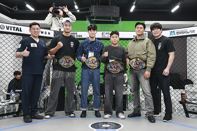 Kim Sung-bae, chairman of the main sponsor Popeye Union, is presenting Jung Min-ji, who was crowned the first KMMA women's flyweight champion. Photo = Standard & Progress Sports Agency