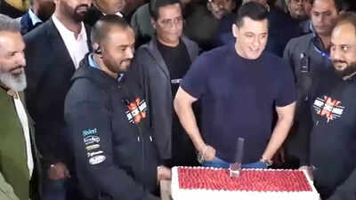 Salman Khan reveals clean-shaven look, cuts 60th birthday cake with paparazzi outside Panvel farmhouse; Bandra-Worli Sea Link lights up