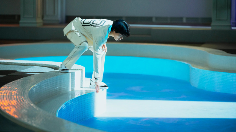 Bae Jin-su (Ryu Jun-yeol) examines a pool on The 8 Show
