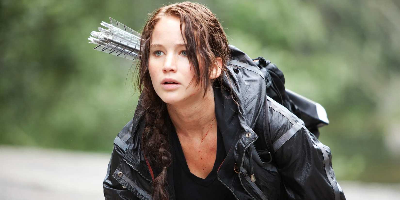 Katniss Everdeen (Jennifer Lawrence) crouching in The Hunger Games