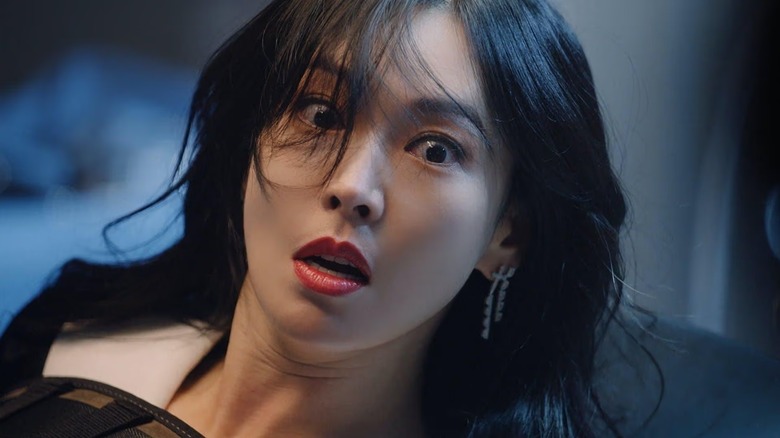 Cheon Seo-jin (Kim So-yeon) lays back in shock on The Penthouse: War in Life