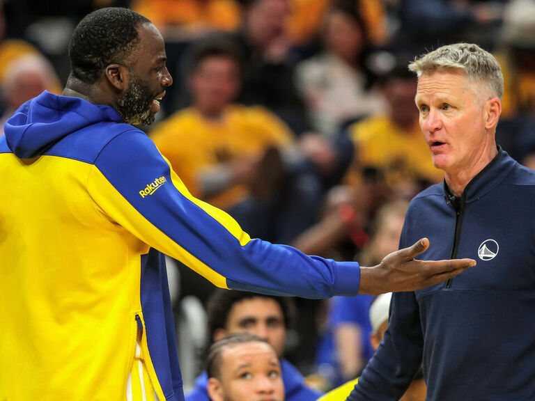 Draymond leaves for locker room after heated exchange with Kerr