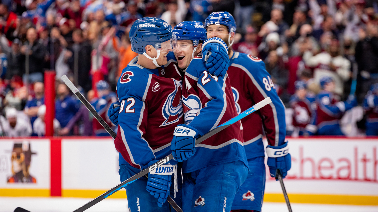 MacKinnon scores 2, Avalanche defeat Canucks to push point streak to 17