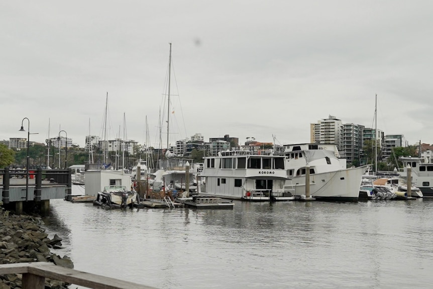 Boats doocked at Kangaroo Point on a cloudy day.