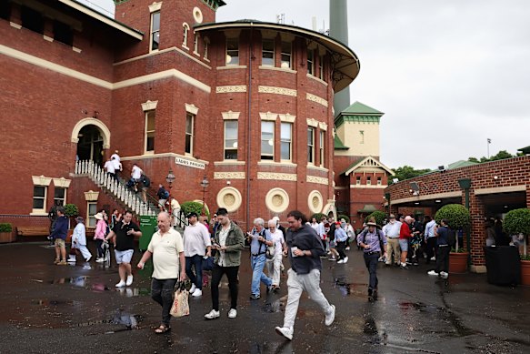 Patrons take part in the ‘Paddo Sprint’ for an unreserved seat in the Members Stand on day one of the SCG Test last year.