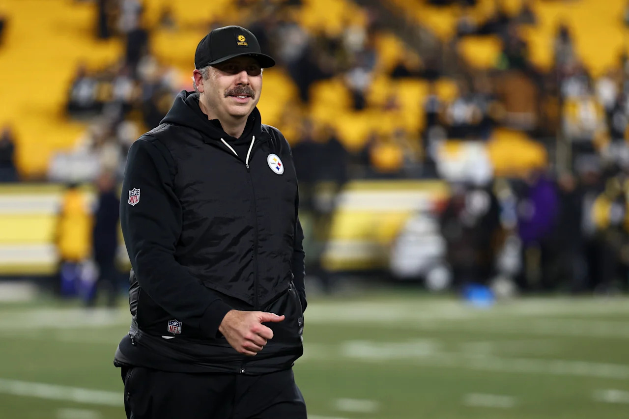 PITTSBURGH, PENNSYLVANIA - JANUARY 4: Offensive coordinator Arthur Smith of the Pittsburgh Steelers walks the field prior to an NFL football game against the Baltimore Ravens at Acrisure Stadium on January 4, 2026 in Pittsburgh, Pennsylvania. (Photo by Kevin Sabitus/Getty Images)