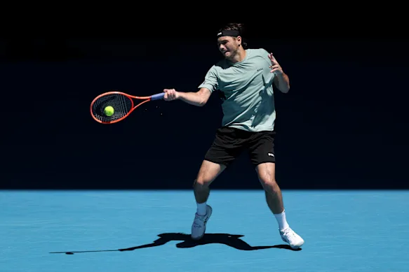 Taylor Fritz plays a forehand. 