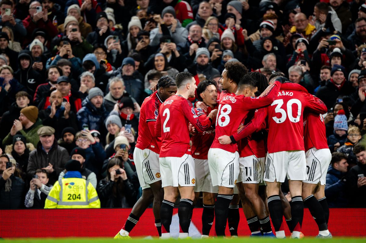 Manchester United players celebrate Joshua Zirkzee's goal against Wolves