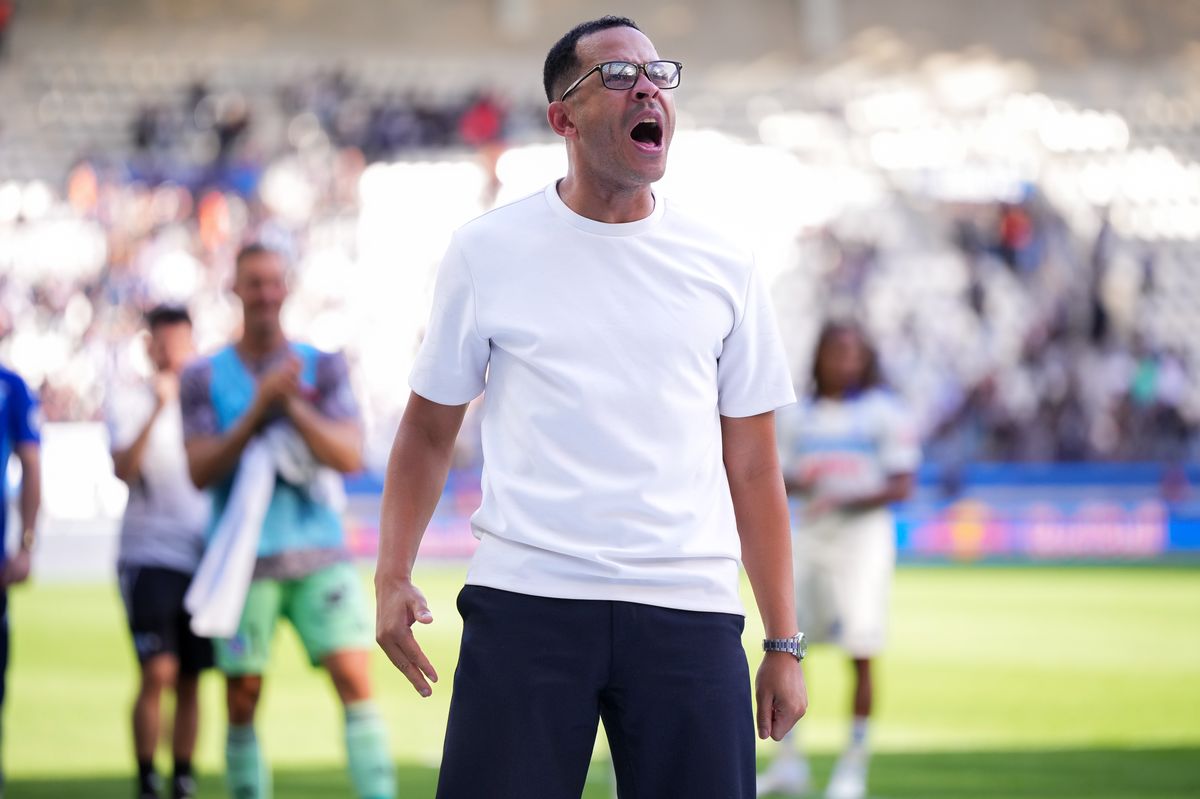 Liam Rosenior, Head coach of RC Strasbourg Alsace celebrates victory against Paris FC at full-time following the Ligue 1 McDonald's match between Paris FC and RC Strasbourg Alsace at Stade Jean Bouin on September 21, 2025 in Paris, France
