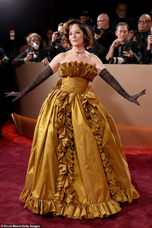 Parker Posey made a dramatic entrance