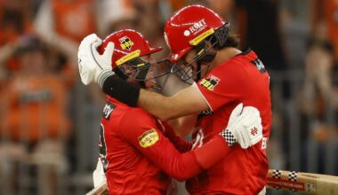 Controversial no-catch ruling robs Scorchers of crucial Peake wicket