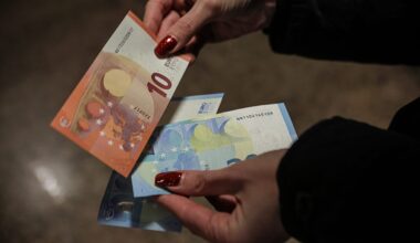 Video. Bunlgaria's banks and shops report smooth euro transition