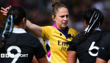 Sara Cox makes a decision to New Zealand players