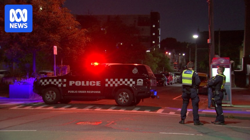 Police hunt for offenders after shooting in Melbourne's inner north