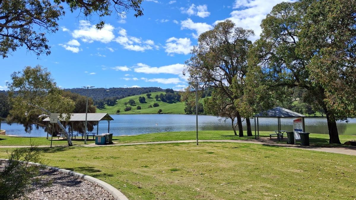 Summer holiday swimmers warned to avoid Drakesbrook Weir with dangerous bacteria found in water