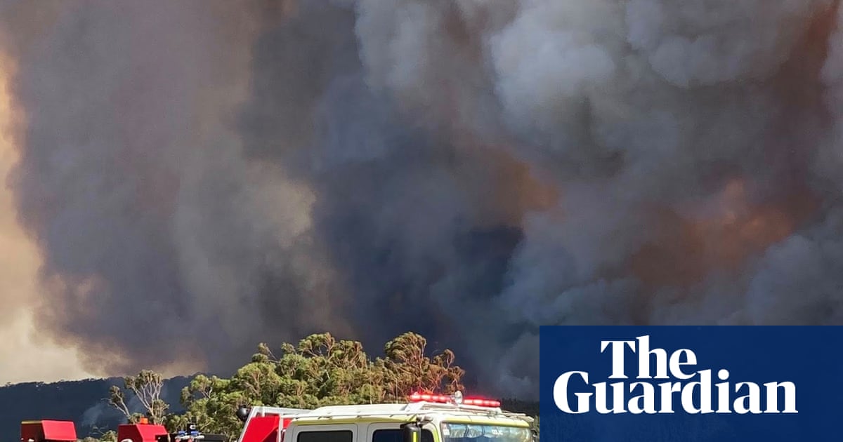 Victorians urged to evacuate Otways as massive fire threatens to spread east towards more than 1,000 homes | Victoria bushfires 2026