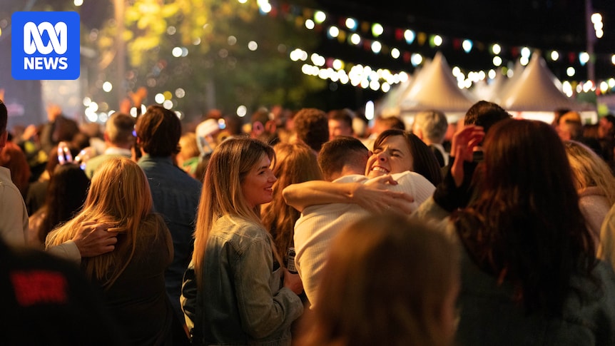 New Year's fireworks light up Hobart as crowds celebrate at Taste of Summer