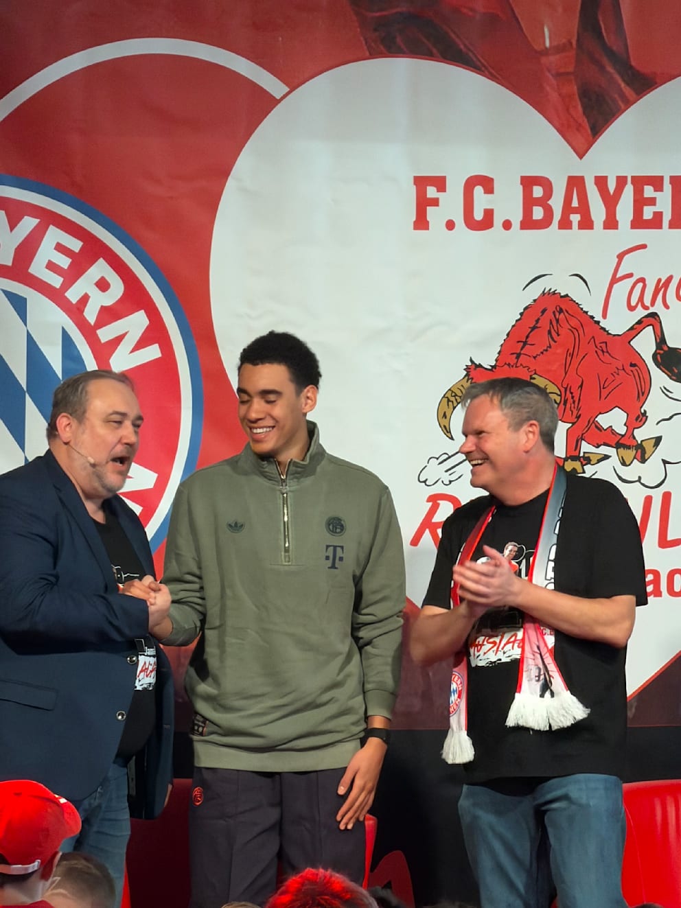 Gut gelaunt beim Neujahrsbesuch: Bayern-Star Jamal Musiala