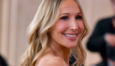 Nikki Glaser is "a perfect host" for the Golden Globes, producer Glenn Weiss says. Photo: AP PHOTO