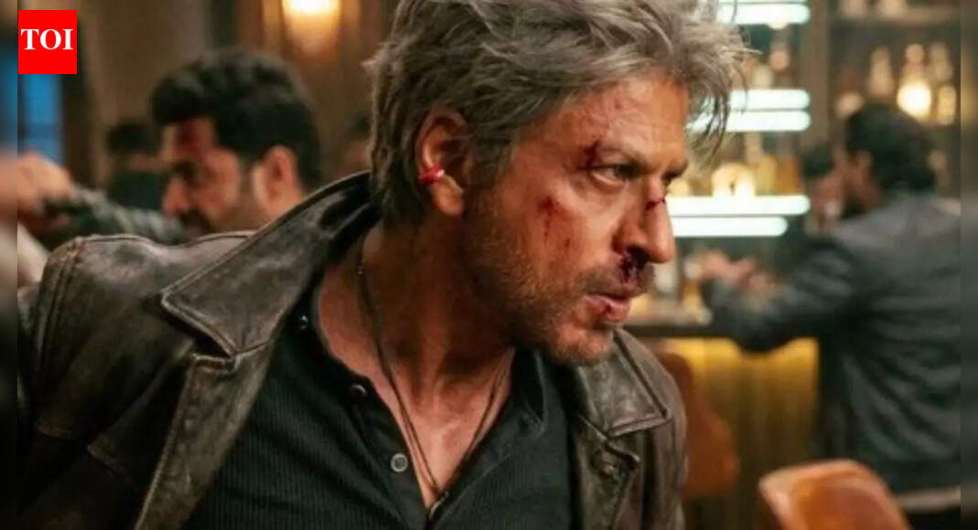 Shah Rukh Khan embraces his gangster era; spotted with neck tattoos for 'King' movie﻿ - PICS﻿﻿ |